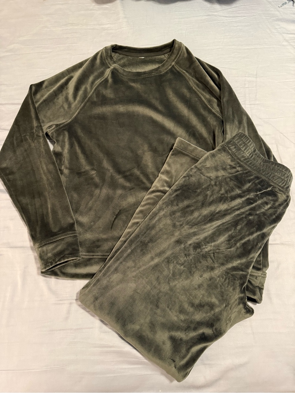 Women’s green velvet long sleeve comfy set